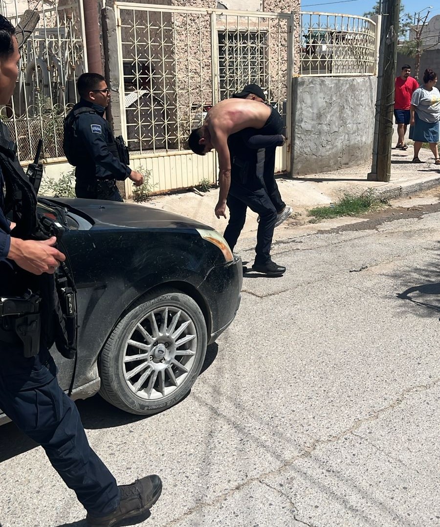 polis salvan hombre de incendio