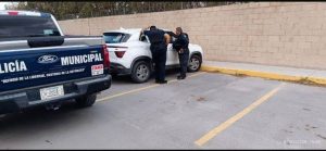 rescatan a niño de vehiculo