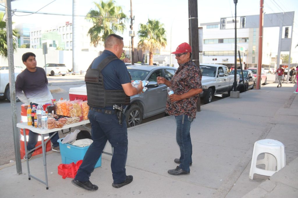 policias reparten agua