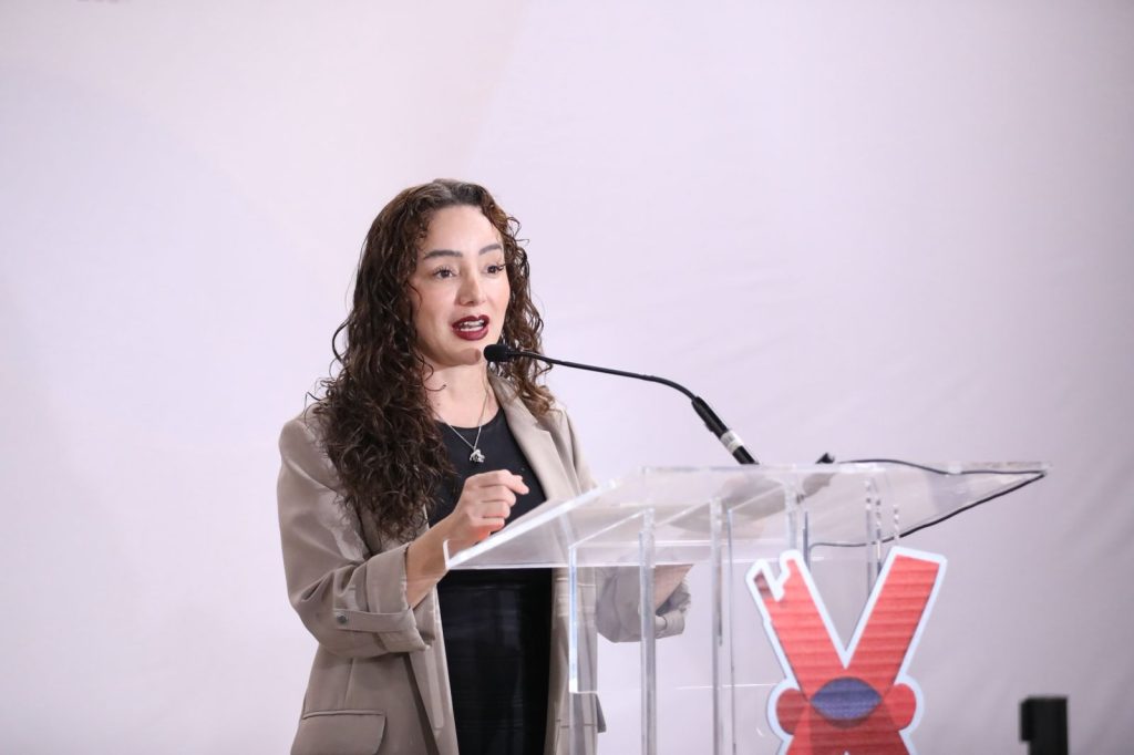 Daniela Gonzalez-centro