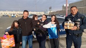 entregan juguetes a niños rescatados