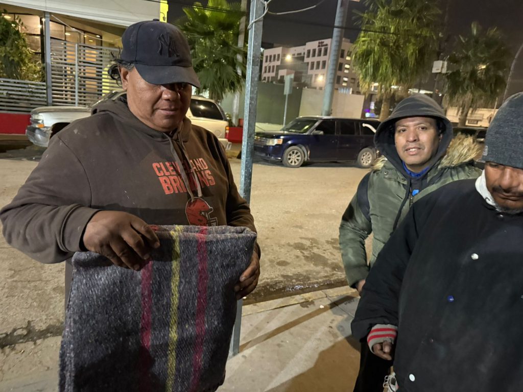 mpio entrega cobijas afuera de hosp