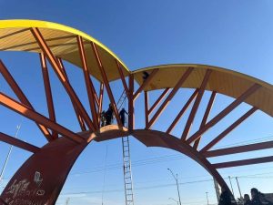 rescatan persona de puente