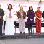 Honran la valentía de la mujer en acto protocolario.