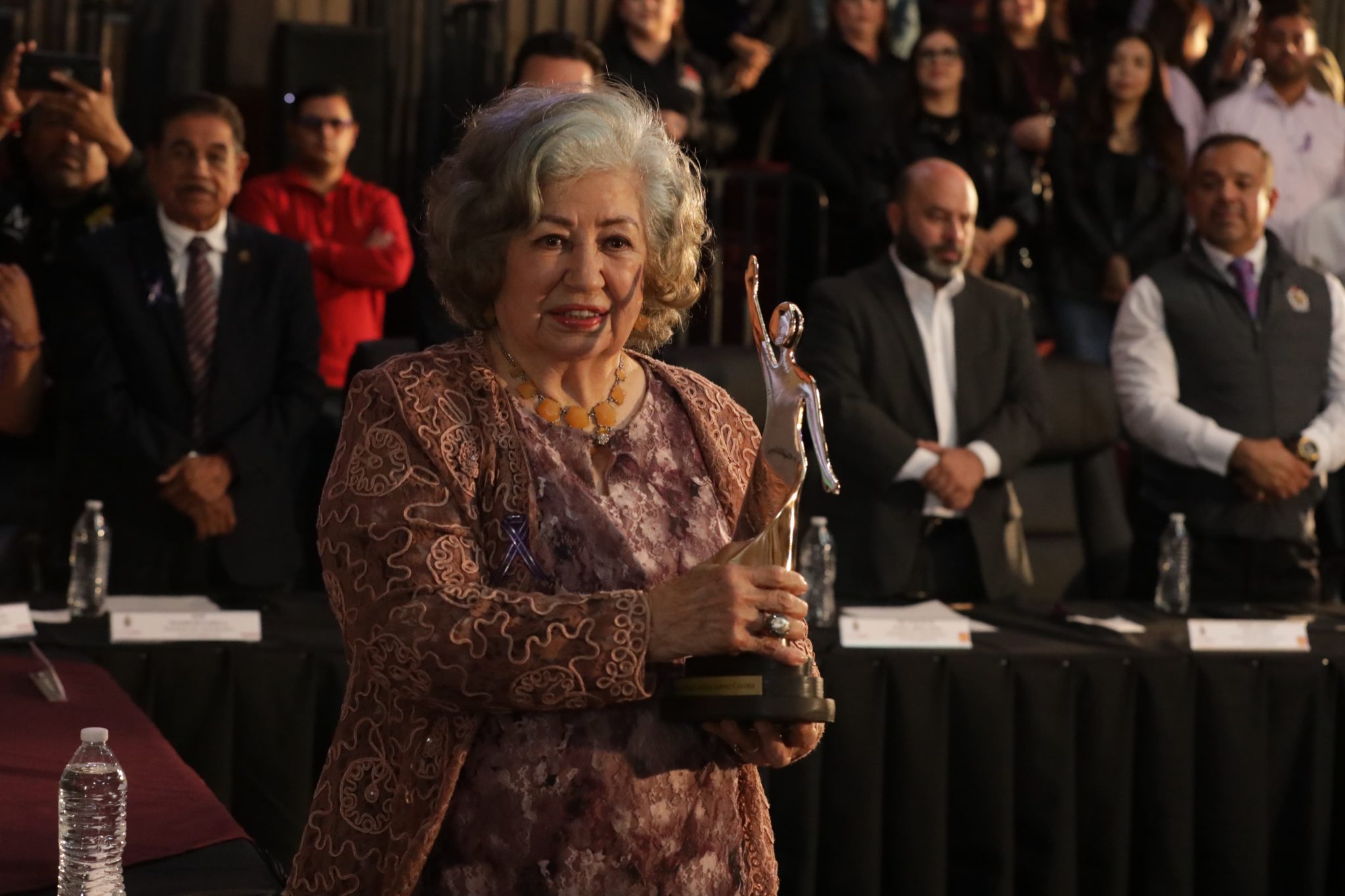 Recibe Mónica Alicia Juárez la Presea Kirá 2026. - Asiescomo.com.mx