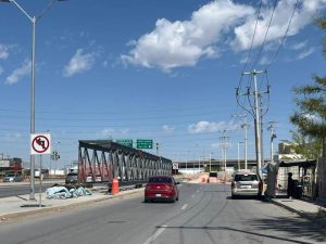 instalan puente peatona en la talamas
