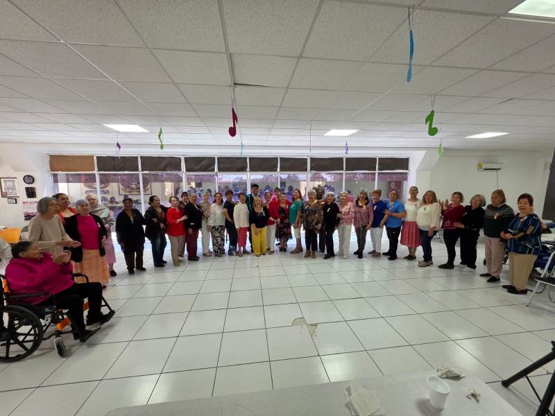 festejan a madres adultas mayores