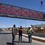 Supervisa alcalde avances en construcción de puente peatonal.
