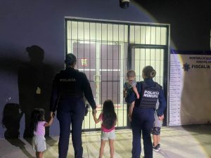 rescatan niñossolos en vivienda