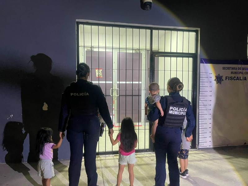 rescatan niñossolos en vivienda