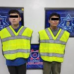 Detienen a dos hombres por portación de réplica de arma y posesión de cristal