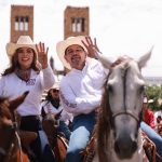 Cruz Pérez Cuéllar participa en la Cabalgata Villista en Parral
