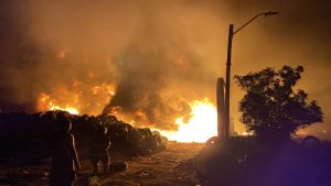 incendian llantas tiradero