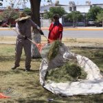 Dan mantenimiento y limpieza al Parque de la Familia.