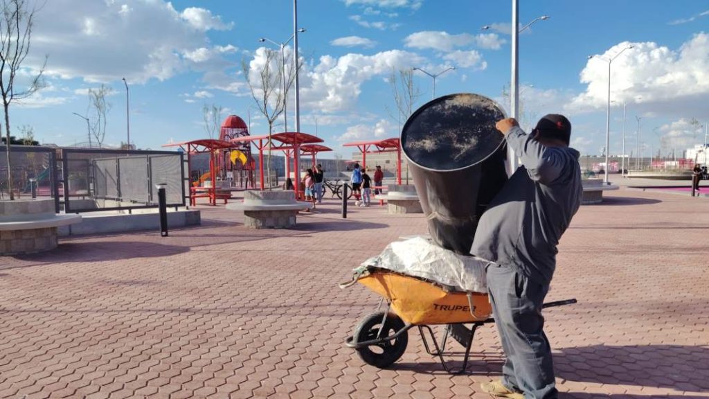mantienen limpieza parque oriente