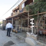 Retiran construcciones que invadían la banqueta en la colonia Azteca