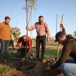 Realiza alcalde labor de forestación en varios sectores durante jornada nacional.