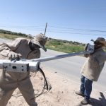 Rehabilitan sistema de alumbrado en la Carretera Juárez-Porvenir.