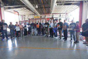 entregan regalos a bomberos1