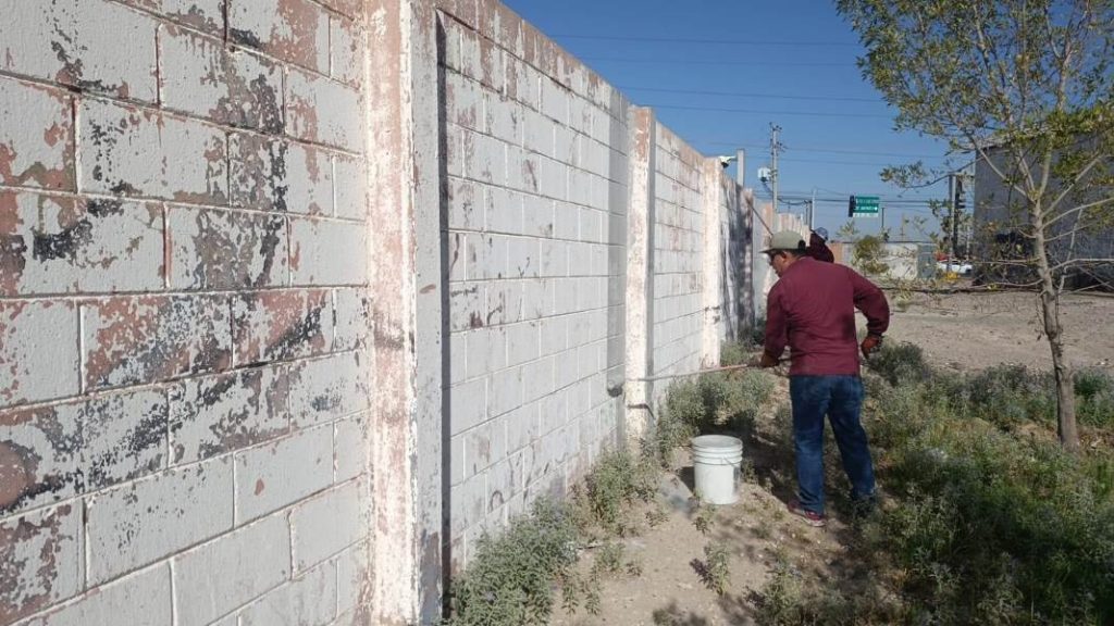 limpian y borran graffiti en las torres