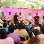 Entregan pavimentación y apoyos alimentarios a familias de Samalayuca
