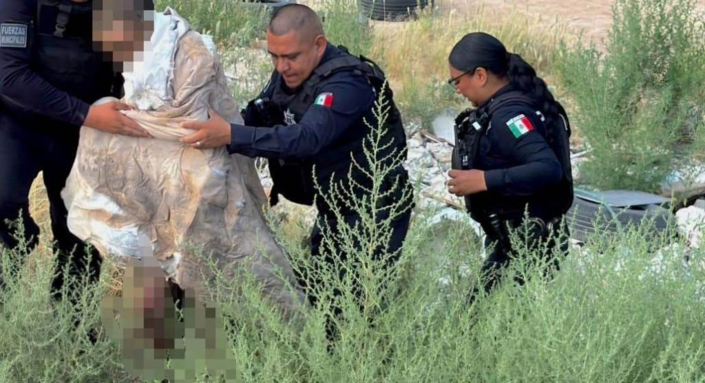 polis rescatan a dos de incendio