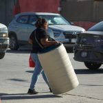 Entregan municipio 200 tinacos a familias de Ciudad Juárez por temporada de calor