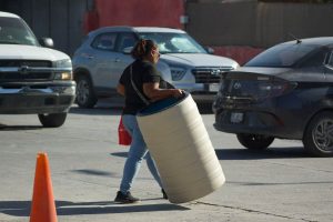 mpio entrega tinacos y despensas