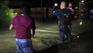 polis rescatan a mujer de inundacion