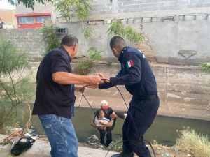 rescatan anciana de canal