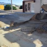 Retiran tierra de arrastre y atienden banquetas afectadas por lluvias