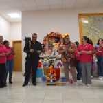 Crean altar con ofrendas elaboradas con tejido crouchet.