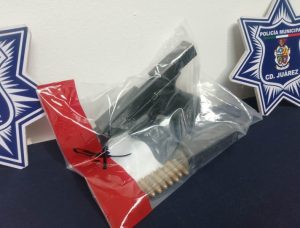 aseuran arma escondida en llanta