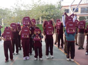 entregan cietnos de mochilas1