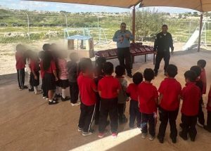 entregan kit escolar kinder