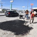 Lluvias dejan baches y arrastre de tierra; intensifican trabajos en calles de Juárez
