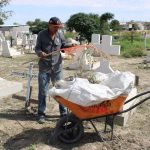 Limpian panteones municipales de Juárez ante la llegada del Día de Muertos