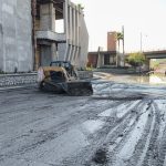 Mantienen trabajos de desazolve en avenida Francisco Villarreal.
