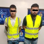 Detienen a dos hombres acusados de asaltar a transeúnte afuera de banco