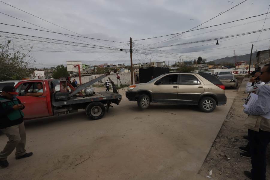 retiran vehic abandonados en las viboras