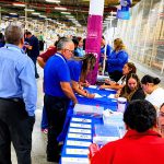 Llevan servicios de salud a empleados de maquiladora.