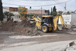 tiran escombro y lodo calles de lucio bco